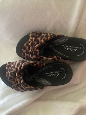 Clarks Cloudsteppers  Leopard Knot Slide Sandals - Washable